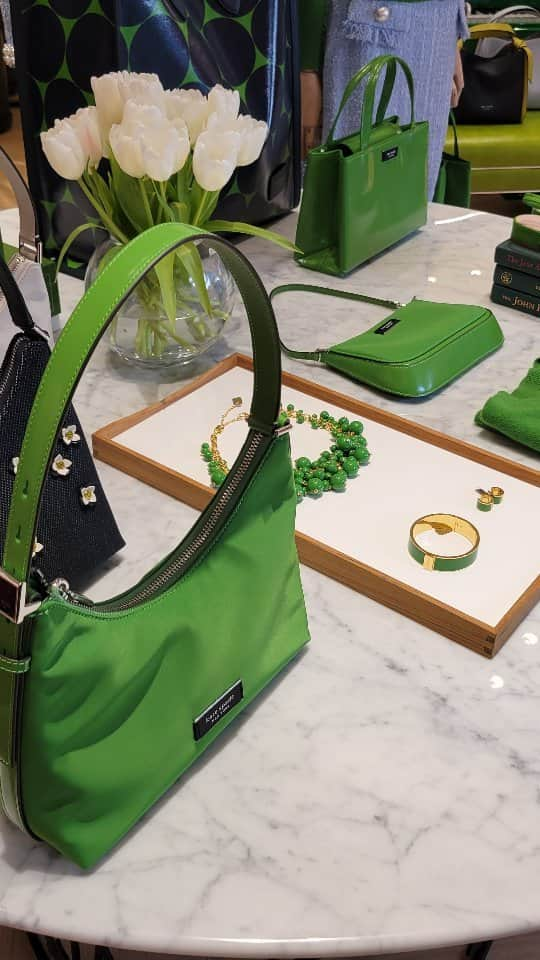 瀬川慶のインスタグラム：「kate spade NEW YORK at Royal Hawaiian Center renewal Open! Bags, shoes, clothes you name it! Another fun place to visit in Waikiki! ケイト・スペードが移転オープン！アーケードデザインで"大いなる逃避行"をイメージした店舗ではモダンレトロな雰囲気でWelcomeされちゃう。日常の贅沢から特別な日までどんな機会でも使える商品ありすぎて早速迷ってます🎵  @katespadeny @royalhwnctrjp @royalhwnctr #katespade #katespadenewyork #royalhawaiiancenter #ケイトスペード #ケイトスペードニューヨーク #ロイヤルハワイアンセンター #リニューアルオープン #ワイキキショッピング #ハワイ好きな人と繋がりたい #ハワイ在住 #ハワイのおすすめ」