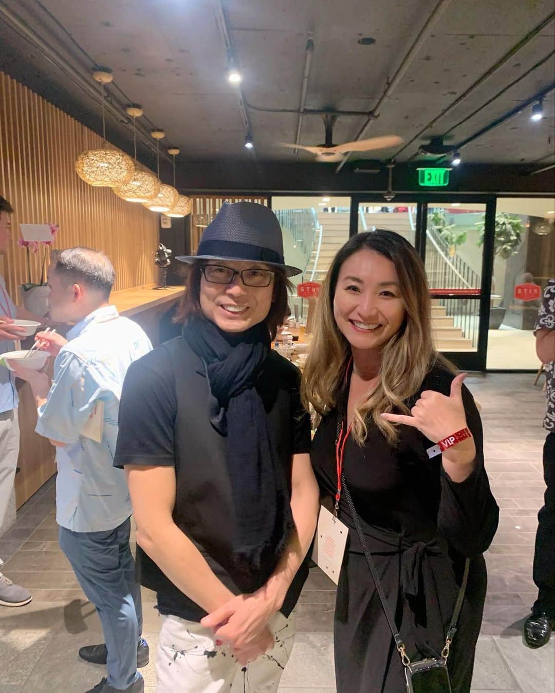 小池絵未のインスタグラム：「Great time & vibes  last night @stixasia  VIP opening party 🎉   元ワイキキ横丁だった場所が新しくSTIX ASIAとしてオープンしました！ @nabeainahawaii @sushi_matsuri_hawaii @cafenalahawaii  @nanamusubi_waikiki and many many more 🍹🍣🍜🥩 Looking forward to their success 😝  💠The best moment was I got to meet @tsunku_boy 🎤🫶 My high school 青春songs !  Mahalo つんく♂さん🙋🏻‍♀️ちょっとくっつきすぎちゃいましたわ😂   #waikiki #hawaiifood #hawaiifoodies #hawaiilife #和州牛しゃぶしゃぶ　#つんく♂さん」