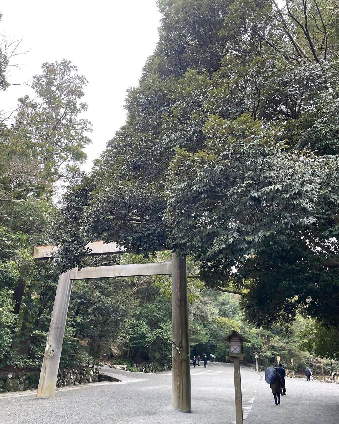 倉松すみれのインスタグラム：「ISE tabi ⛩ day.2 ⁡ ⁡ 人生初の厄払いを伊勢神宮で😊 去年は心身ともバランスを崩したり、仕事も新しい事始めたり忙しくて...とにかく大変な一年で、今年は本厄😨どうなってしまうの〜！！お祓いしてもらわないと！！ということで去年から計画してた旅⛩ 空気が澄んでて、とってもご利益もらいました🙏✨いい一年にします！ ⁡ ⁡ ⁡ あきちゃんと一緒に来れたのが嬉しかった♪😊  いつもありがとう🫶🏻🌿 ⁡ ⁡」