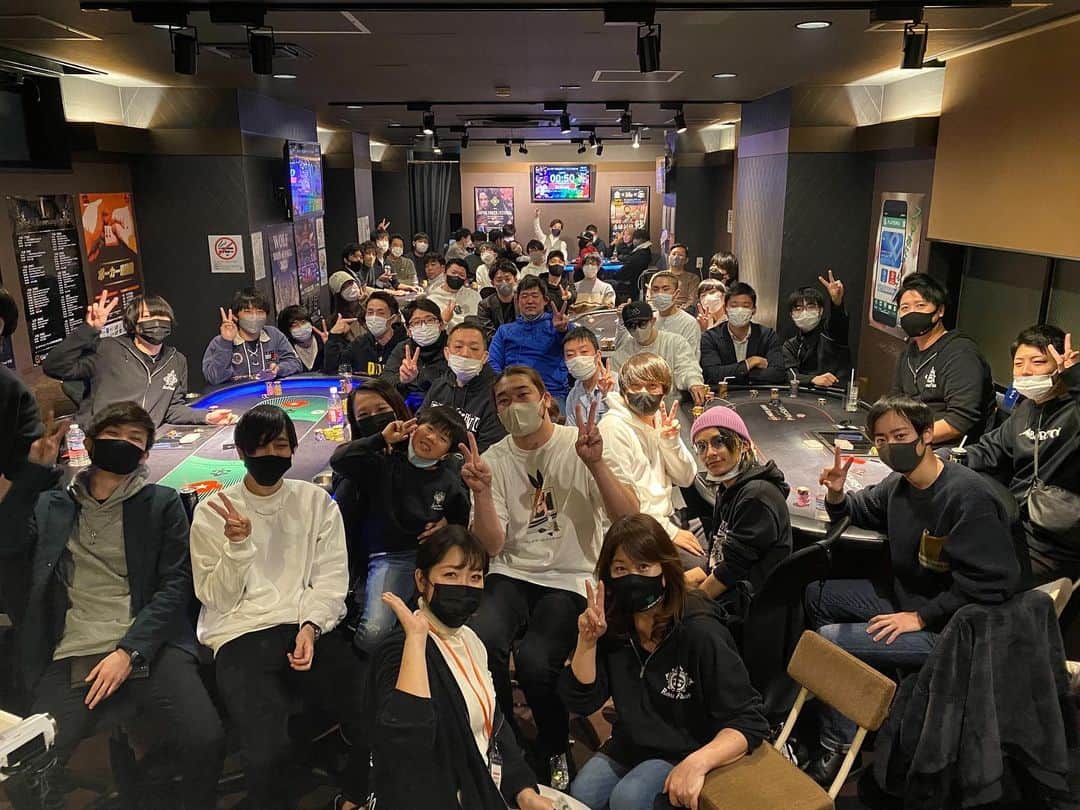シバターさんのインスタグラム写真 - (シバターInstagram)「名古屋ロイヤルフラッシュでポーカーイベントをやりました。 総エントリー数80越えで開始から閉店でずっと満席。途中ウェイティングが出るほどの盛況っぷりでした。 楽しかったー😌 ポーカーはプレイ中、コミュニケーションが取れるので良いですね。 ありがとうございました😊」2月5日 9時38分 - jtshibata