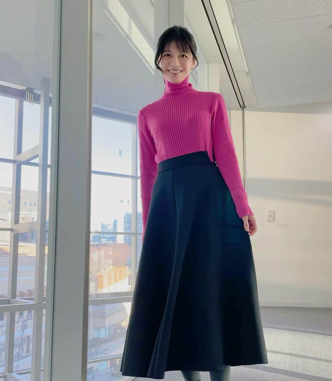 のインスタグラム：「今朝もサンデーLIVEをご覧頂きありがとうございました😊  いやぁー✨ スカッ晴れの東京の情報カメラ、気持ちよかったですね〜☀️☀️☀️  今日は東京で雪になるかもしれない日についてお話ししました❄️ 今の時点で一番可能性が高いのは2/10(金)ですが、雨に転ぶか雪に転ぶか本当に直前まで予報が変わりやすくていまの時点ではまったく分かりません😫🥺😵  受験シーズンなので、地方から東京に出てくる受験生も多いと思いますが、首都圏は雪が降ると想像以上に電車やバスが大混乱しますから、雪になるか雨になるかの情報は直前まで最新の情報をこまめに確認してくださいね⚠️☝️  もし雪の予報に変わった場合は、宿から受験会場までのルートを「複数」調べて、当日は慌てず余裕を持って行動できるようにしておきましょう🚃🚌🚖」