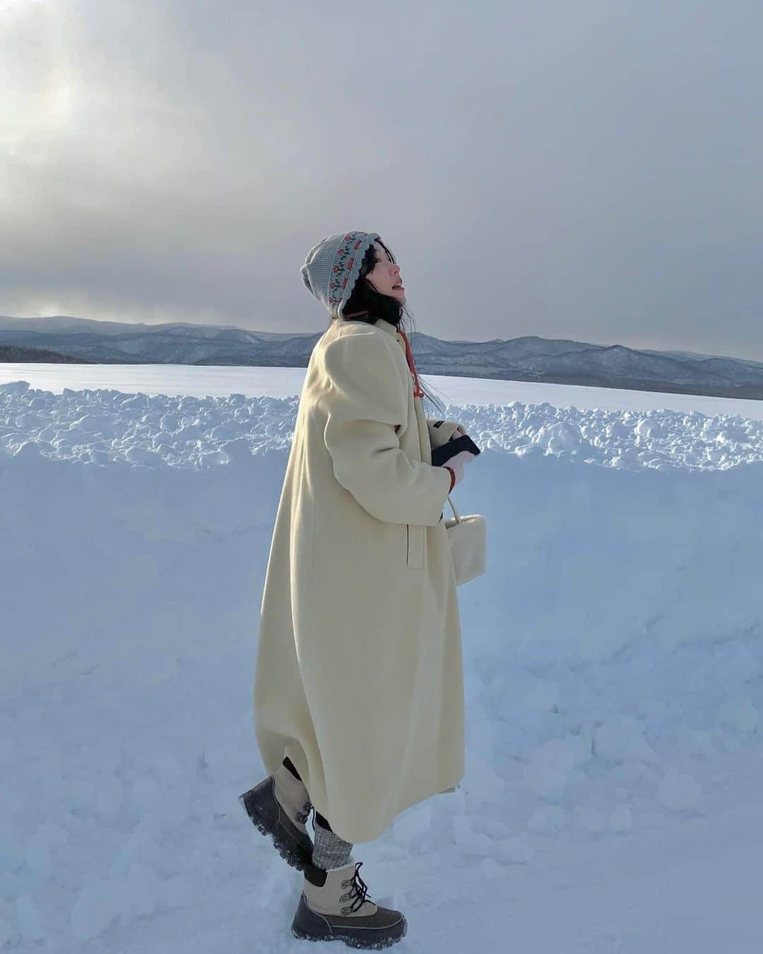 ロコのインスタグラム：「하아 🌬️🌨️☃️❄️ 겨울나라와 사랑에 빠질꺼같아......☃️🤍」