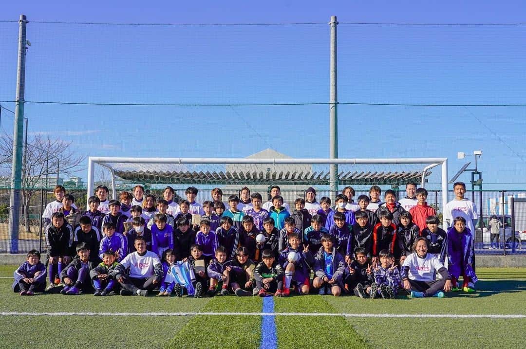 小野裕二さんのインスタグラム写真 - (小野裕二Instagram)「. . .  2023.1.5  地元横須賀でサッカークリニック開催しました。 沢山の子供達と一緒にボールを蹴ることができて、 とても有意義な時間を過ごすことができました。  当日は沢山の現役選手や横須賀のレジェンドプレーヤーが参加してくれました。 みんな横須賀愛が強く、 いつも子供達の為にありがとうございます！  これからも色々なアクションを起こしてたくさんのサッカーファミリーを巻き込んでいけたらいいなと思います。  そして開催にあたり協賛してくれた各企業様、青年部の皆様、他関係者のみなさん 本当にありがとうございました🙏  引き続きよろしくお願いします。  @onofootballinfo   #onofootballclinic  #横須賀 #地元  スペシャルサプライヤー @fides_japan  #fides  スペシャルサポーター #かながわ信用金庫 @footartistjun  @footart_creator  #株式会社タカサン #株式会社オープンフィールド #株式会社ジェッツスポーツ  #甘味処鎌倉 @kanmidokoro_kamakura  #横須賀商工会議所青年部 #有限会社カワイサッシ #ワークアンドカンパニー株式会社  @base_minamihayama」2月5日 10時20分 - onoyuji.official