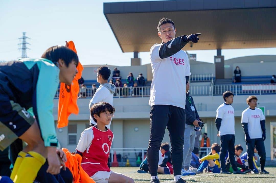 小野裕二さんのインスタグラム写真 - (小野裕二Instagram)「. . .  2023.1.5  地元横須賀でサッカークリニック開催しました。 沢山の子供達と一緒にボールを蹴ることができて、 とても有意義な時間を過ごすことができました。  当日は沢山の現役選手や横須賀のレジェンドプレーヤーが参加してくれました。 みんな横須賀愛が強く、 いつも子供達の為にありがとうございます！  これからも色々なアクションを起こしてたくさんのサッカーファミリーを巻き込んでいけたらいいなと思います。  そして開催にあたり協賛してくれた各企業様、青年部の皆様、他関係者のみなさん 本当にありがとうございました🙏  引き続きよろしくお願いします。  @onofootballinfo   #onofootballclinic  #横須賀 #地元  スペシャルサプライヤー @fides_japan  #fides  スペシャルサポーター #かながわ信用金庫 @footartistjun  @footart_creator  #株式会社タカサン #株式会社オープンフィールド #株式会社ジェッツスポーツ  #甘味処鎌倉 @kanmidokoro_kamakura  #横須賀商工会議所青年部 #有限会社カワイサッシ #ワークアンドカンパニー株式会社  @base_minamihayama」2月5日 10時20分 - onoyuji.official