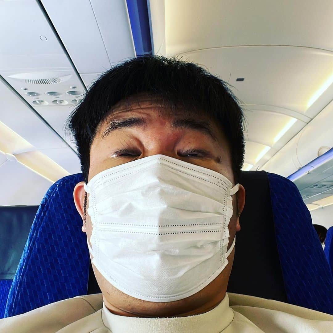 西川晃啓のインスタグラム：「フライト気絶  山口県へ向けて気絶 #レギュラー#気絶#気絶の日々#ギャグ#あるある探検隊#フライト#快晴#営業#山口県#中華あるある探検隊#キャンペーン#今日まで」