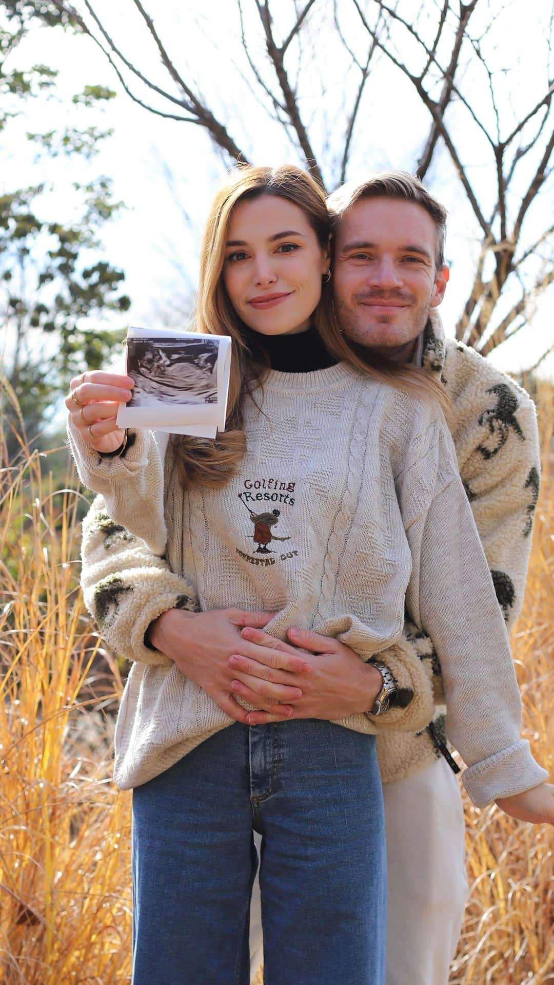 ピューディパイのインスタグラム：「We are having a baby!! ❤️✨😊」