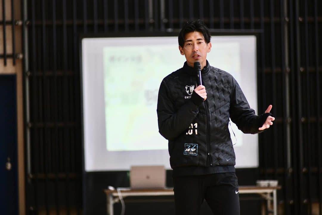 秋本真吾のインスタグラム：「千葉県柏市の「部活動指導、コーチング等に関する講演会・実技講習会」の講師を担当させていただきました。  柏市の小中学校の先生方の熱量に感動しました。現場に生かそうとする姿勢や質疑応答の感度が高く驚きました。何より実技講習での先生方の動きの変化も素晴らしかったです。  「走る」をきっかけに柏市の小中学校の先生方の力になれるよう頑張ります。  #スプリントコーチ #秋本真吾」