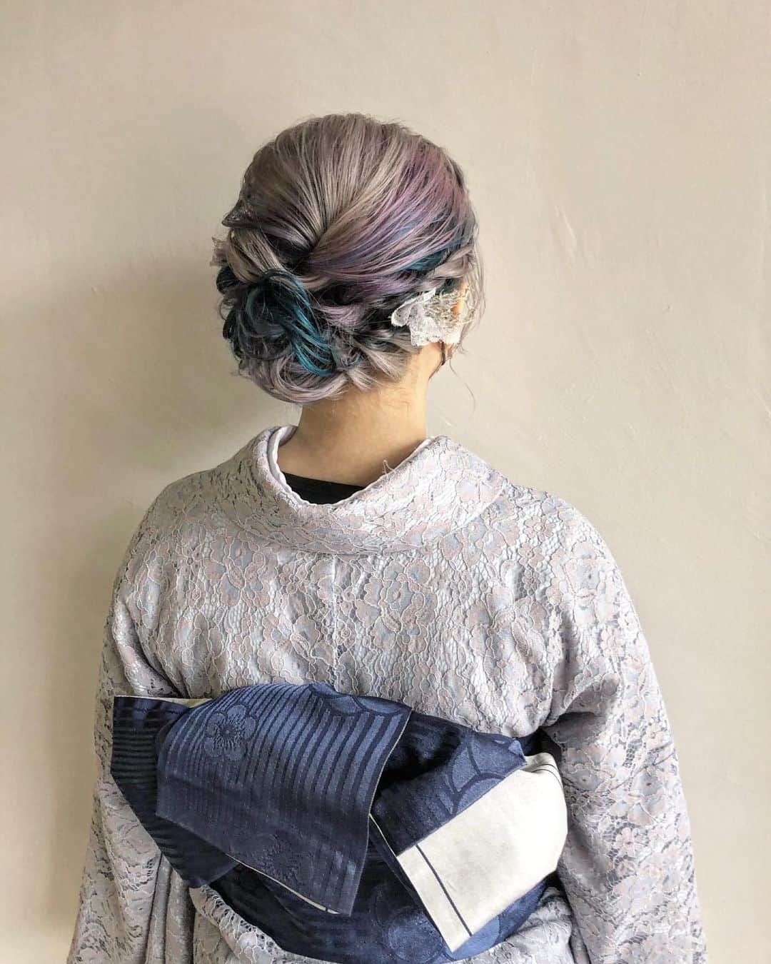 京都ヘアセット&着付け専門サロン夢館(ゆめやかた) さんのインスタグラム写真 - (京都ヘアセット&着付け専門サロン夢館(ゆめやかた) Instagram)「こんにちは、夢館です🫧  本日のヘアスタイルは 「サイドアップ」 です  サイドにボリュームを出した可愛いスタイルです🫶 ボリュームの反対側のねじりもかわいいですよね ↑ここを編みこみにするのもおすすめです🤍  🌱ご予約はTOPのURLから🌱  #ヘアアレンジ#ヘアセット#ヘアスタイル#ヘアカタログ#京都ヘアサロン#京都セットサロン#着物レンタル夢館#夢館#yumeyakata#ヘアセット京都#お呼ばれヘア#振袖ヘア#ルーズヘア#振袖ヘアアレンジ#振袖前撮り#京都前撮り#振袖後撮り#前撮りヘア#成人式ヘア#成人式ヘアセット#成人式前撮り#成人式後撮り#振袖レンタル#着物ヘア #サイドアップ」2月5日 20時20分 - yumeyakatabeauty