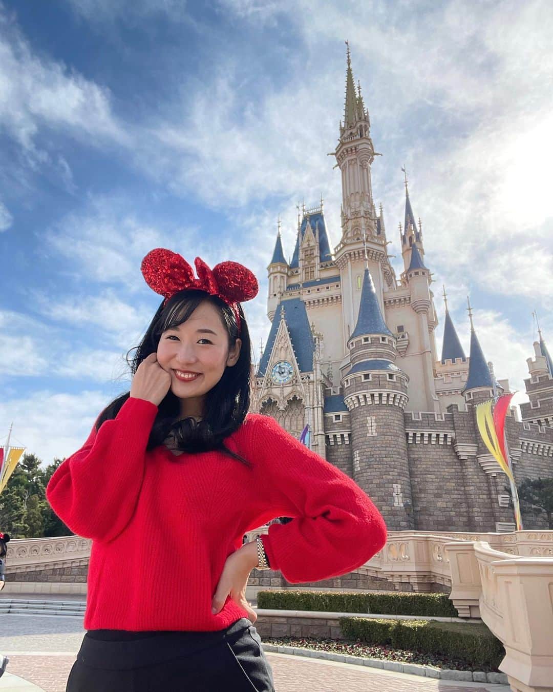 宮崎麗奈のインスタグラム：「． 2月になりましたね🎀 ⁡ ⁡ 先日、すこし暖かくて、とても風の強い日に、 従姉妹とディズニーランドに行ってきました🏰 ⁡ 2人とも2月がお誕生日月なので、 バースデーシールもらっちゃったりして♥️ ⁡ たくさんのキャストさんに 「おめでとう」を言ってもらって、 ちょっと照れながら楽しんできました🥰笑 ⁡ ⁡ ⁡ ⁡ #ディズニーランド #東京ディズニーランド #Disneyland #アナウンサー #フリーアナウンサー #宮崎麗奈」