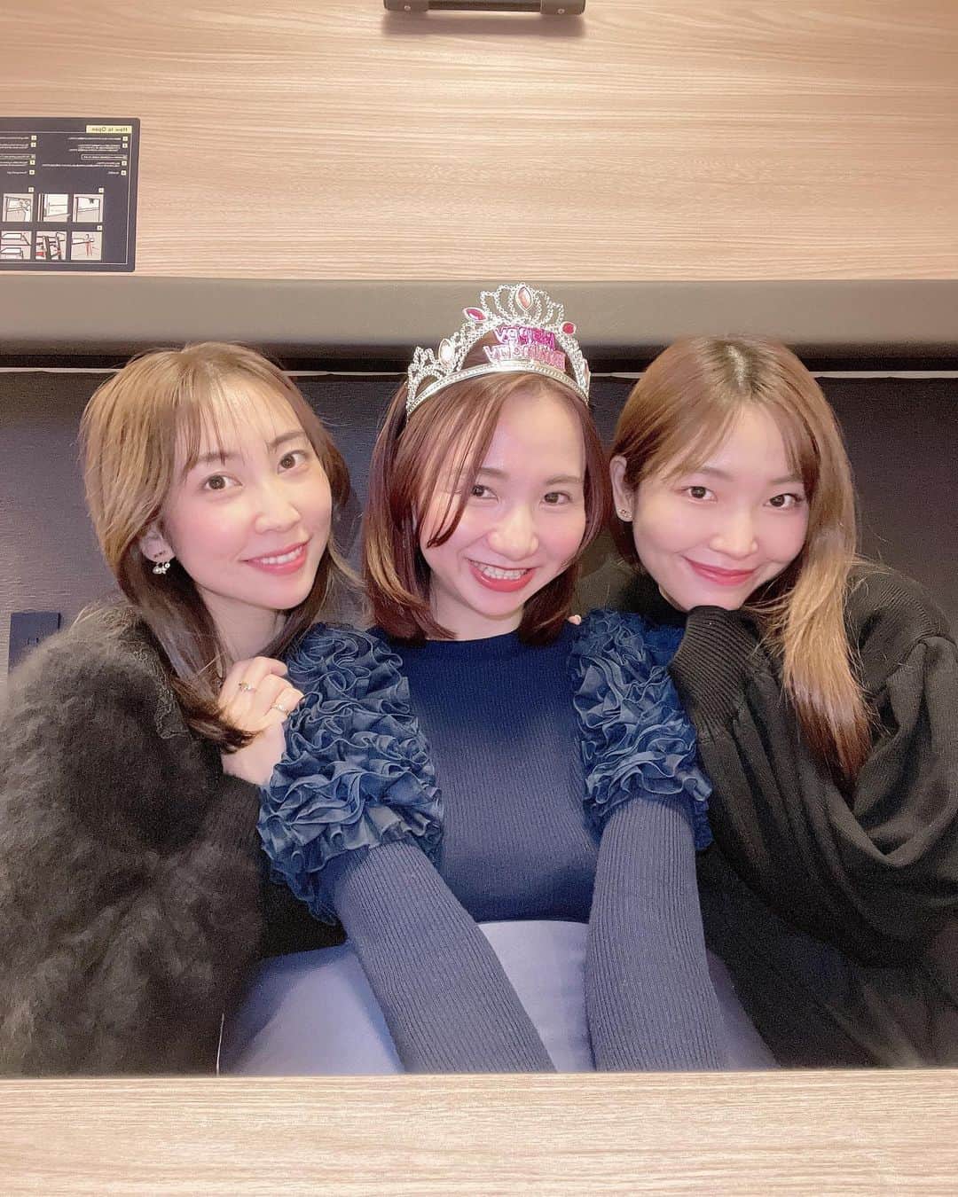 近野莉菜のインスタグラム：「明日は親愛なる阿部さんの誕生日🥰🥰 お誕生日おめでとう〜🥳✨  今年も3人でお祝い出来て嬉しいよ🤍🤍🤍　　 フォルダが楽しい写真でいっぱい🥰  次は私の誕生日だっ🤩www」