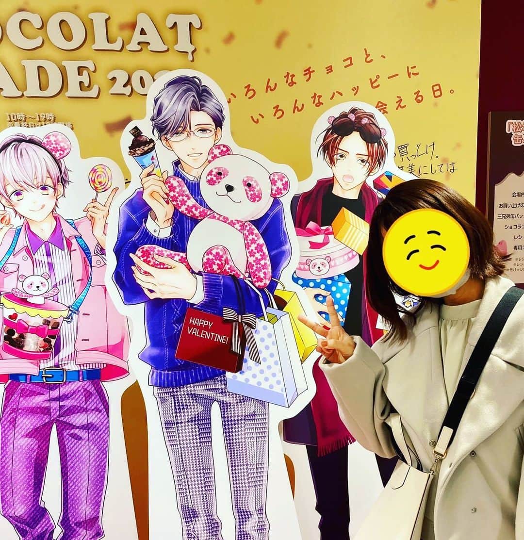 藤原ゆかのインスタグラム：「つかのまの名古屋滞在。 年末に映画スラムダンクを観て無性に原作が読みたくなり、実家で絶対に読もうと思っていたのですが…名古屋での仕事がめじろおしであっという間に帰省期間が終わってしまいました🙂🙃🏀次回に持ち越し。  現在、松坂屋名古屋店のバレンタイン催事「ショコラプロムナード」にて、松坂家の三兄弟の新規等身大パネルが飾られています。私も、パネルの背景にメッセージとサインを描かせていただきました。品揃えはもちろん、イートインのスイーツメニューも最高でめちゃくちゃ賑わっていました！会期は2月14日まで。お近くの方はぜひ🍫🎉  また別の日には母校へ講演に。卒業生として、学校生活・進学・職業のことを生徒さんにお話する行事です。コロナ禍により数年ぶりの参加でした。懐かしくも新鮮な学校の空気を吸って、同じく講師として来ていた友達にも会えて、仕事ながらもリフレッシュすることができました🏫✨」