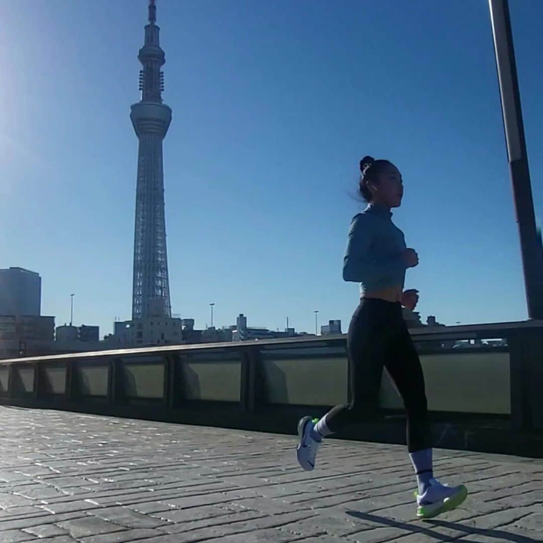 キム・ジャインのインスタグラム：「나이키의 뉴 러닝화  인빈서블3와 함께 행복 도쿄런 🏃‍♀️💜  마시멜로같은 탄력의 쿠셔닝과 안정감있는 착화감이 러닝 내내 발을 편안하게 잡아주는 느낌이다 ☺️  이제 추운날씨도 가고 있으니 같이 달려봅시다 😎❤️‍🔥  hey runner, yes you can ❤️‍🔥❤️‍🔥 @nike @nikeseoul  #인빈서블3 #INVINCIBLERUN #teamnike✔️」