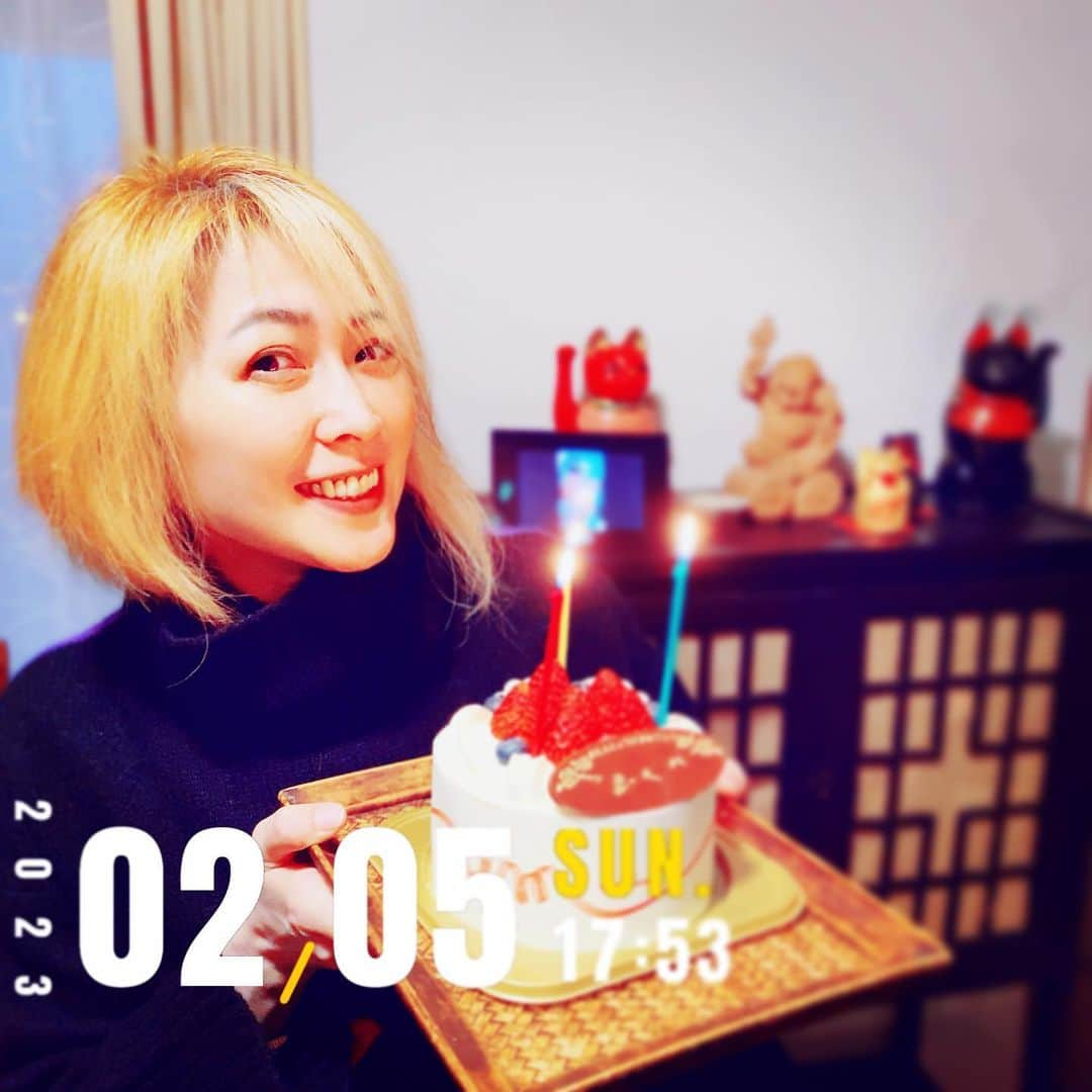 藤原理恵さんのインスタグラム写真 - (藤原理恵Instagram)「㊗️birthday。好物のHENRIOT🍾とcakeでhappyな時間を過ごす。いつも気にかけてくれる両親と남편に感謝🙏」2月5日 20時33分 - fujiwararie