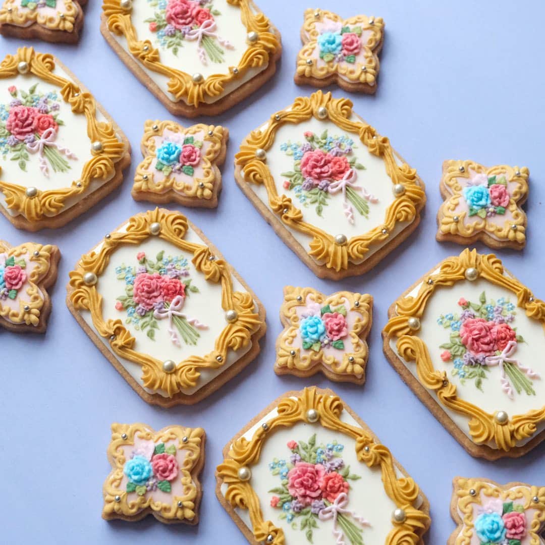KUNIKAのインスタグラム：「Rose bouquet decorative biscuits🌹  #artofkunika」