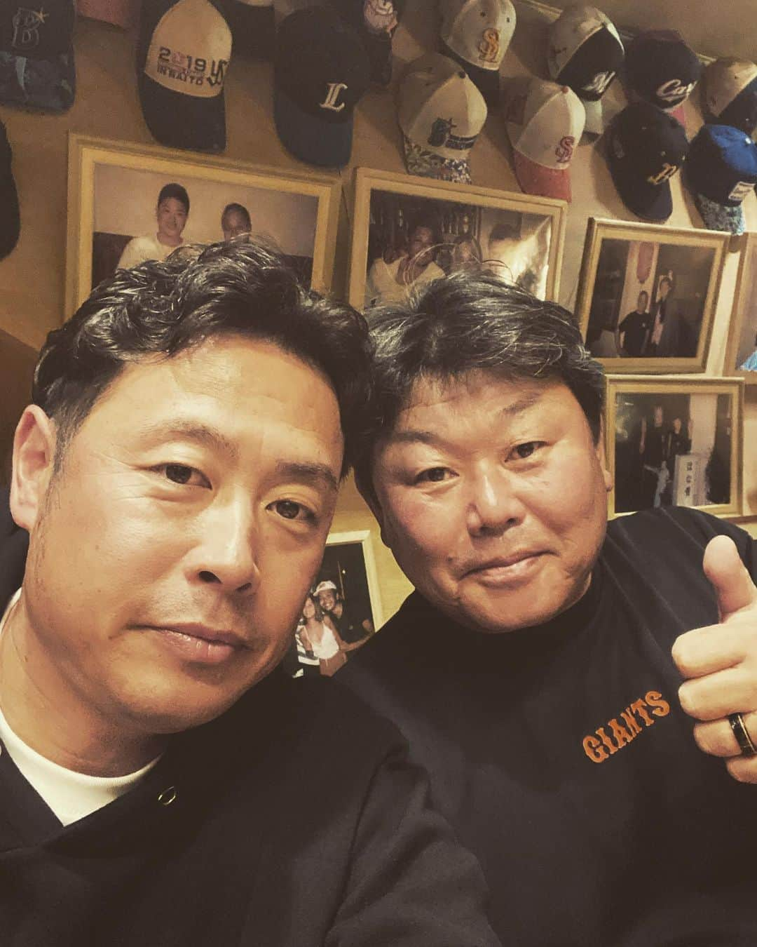 亀井善行さんのインスタグラム写真 - (亀井善行Instagram)「打撃チーフと第一クールの反省会&お疲れ会😊 監督経験のある大久保C 色々と教えてくださり、勉強させてもらってます🙇‍♂️ あざっす🙇‍♂️🙇‍♂️ ファンの皆さん、たくさんの人が球場に足を運んでいただいてありがとうございました🙇‍♂️ 引き続き第二クールも宜しくお願い致します👍 #デーブ大久保コーチ #デーブ大久保チャンネル #宮崎キャンプ #読売ジャイアンツ」2月5日 20時43分 - kame__79