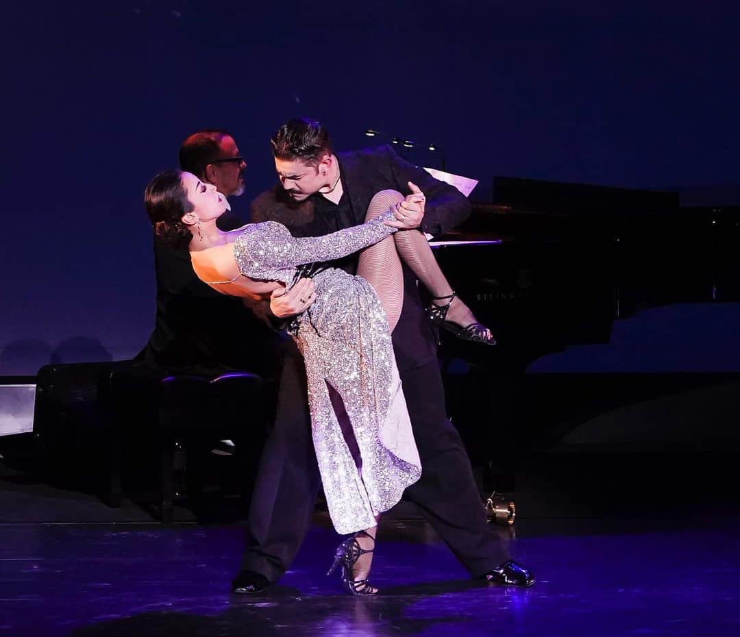 美翔かずきさんのインスタグラム写真 - (美翔かずきInstagram)「「Alma de Tango 2023」 タンゴの魂❣️  素敵なお写真を頂きました👏👏👏  まだまだ興奮冷めない今日この頃😊 楽しかったなぁ👏👏 皆さまいらして下さりありがとうございました✨✨  このお写真を見てこんな素敵なステージでアルゼンチンタンゴを本場の楽団、ダンサー、シンガーの皆さまと同じ舞台を作り上げる事が出来きた幸せをあらためて噛みしめてます❣️  次回皆さまにまた再会出来る日を楽しみに精進して行きたいです✨✨✨  Photo by友澤綾乃  #アルゼンチンタンゴ  #almadetango2023」2月5日 20時54分 - m_is_s_io_n