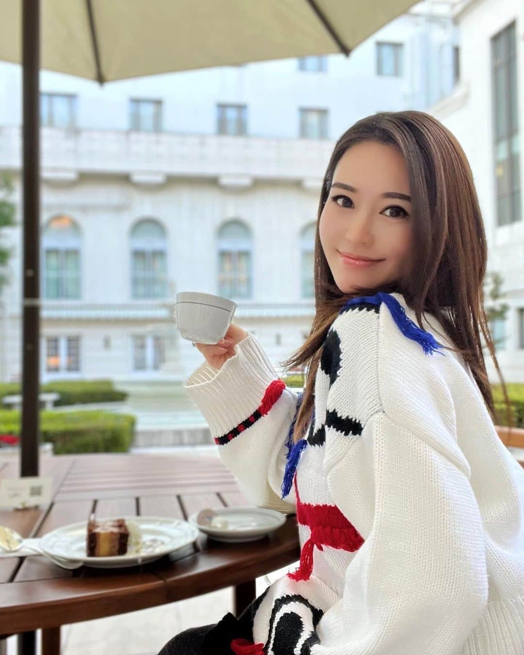 うさびったのインスタグラム：「ホテルニューグランド☕️✨  横浜の老舗ホテルでシーフードドリア、ナポリタン、プリンアラモード発祥のお店だよ🍮✨  久しぶりに日系ホテル来たけどホスピタリティよくてごはん美味しかった☺️✨  歳とってくるとブランド力とか映えとかよりも優しいお店に通いたくなる😂✨  マッカーサーが泊まってたお部屋泊まってみたいなぁ🥹✨  #ホテルニューグランド #ホテルニューグランド横浜 #みなとみらい #テラスランチ #hotelnewgrand」