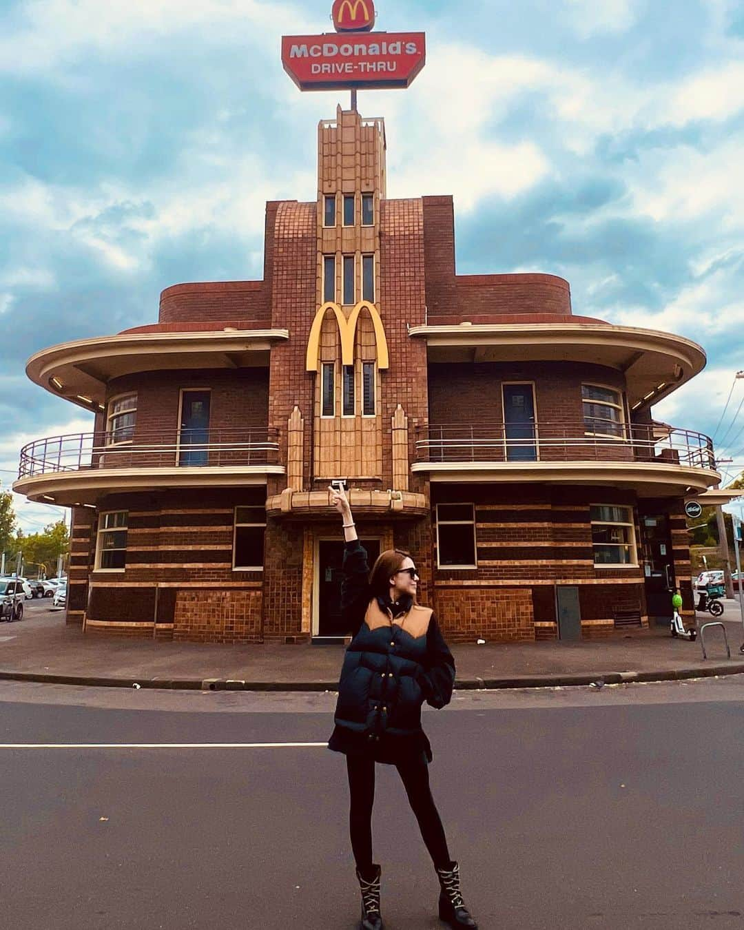 ハンナ・クインリヴァンのインスタグラム：「One of the Top 10 Amazing McDonald's designs in the World. @jaychou came for the design, I was just craving for chips.😋」