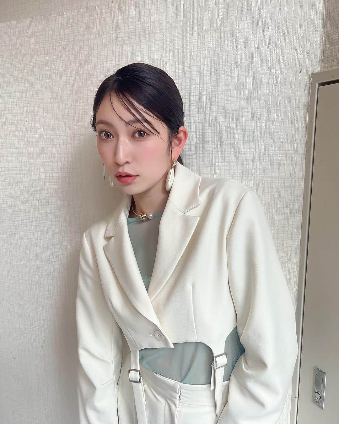吉田朱里のインスタグラム：「本日はTGCのオーディションの 審査員のお仕事🤍🤍 なので少しクールに決めてみました！ . オーディションを受けてた頃の自分を思い出しました。 . あの頃思い描いてたより 何十倍も大変だったけど、 何百倍も楽しくて幸せです💓 まだまだ頑張ろう。 . たくさん刺激をもらえた日でした。 . @tgc_staff  . セットアップは @eimyistoire_official  チョーカーは @anchelion」