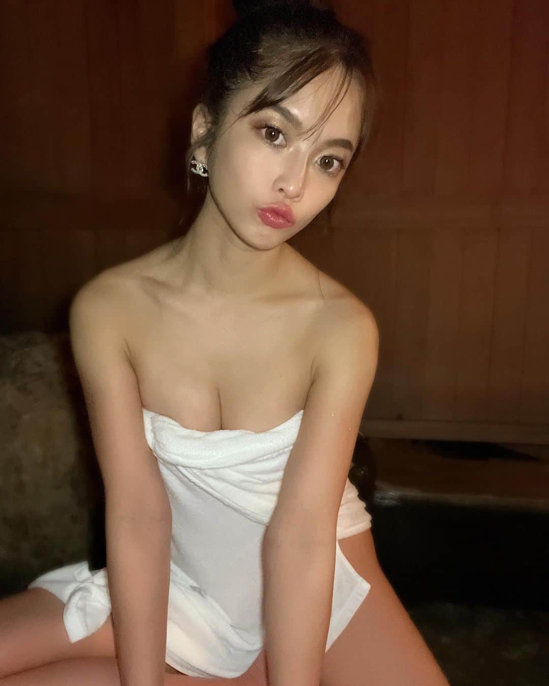 宇都宮茜のインスタグラム：「おすすめの東北スポット教えてください💗🤍  あと温泉と🐒🐒  .  .  How are you all doing? ✨✨🙆🏻‍♀️What kind of posts are you happy about? 🐣  你们都还好吗？ 🙏❤️你喜欢什么样的帖子？ 😃  여러분 잘 지내십니까? 💓✌︎ 무슨 게시물이 기뻐요? 🫡✨  .  .  .  .  .  .  .  .  .  .  .  .  .  .  .  .  .  .  .  .  .  #東北#東北旅行#御宿かわせみ#温泉#福島旅行#福島温泉#飯坂#飯坂温泉#温泉女子#温泉巡り#露天風呂#バスタオル#温泉旅行#温泉旅館#インスタグラビア#コンパニオン#セクシー系#イベントコンパニオン#セクシー#車横モデル#水着ギャル#水着女子#ビキニ女子#水着#Swimsuitgirls#japanesegirl#sexywomen#onsen#hotsprings」