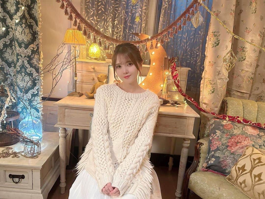のインスタグラム：「🌿発売まであと3日🌿  今日はMV撮影のオフショットを公開⛺️  色んなお部屋や場所で撮影したので、 髪型や衣装もチェンジ👗  #鬼頭明里 4thシングル 「Dear Doze Days」2月8日発売❗️ kitoakari.com/dear-doze-days  7日には生配信もありますので、 ぜひ遊びにきてください😉 youtube.com/live/khB3FrUg7…」