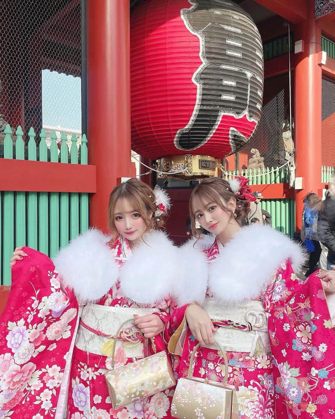 のインスタグラム：「着物twins👘🫶🏻💕  @asakusa_omotenashi さんで レンタルしてヘアメしてもらったんだけど、 この日は二人とも赤系で揃えて、 同じ髪型で、双子ちゃんでした🙈❤️  でもらしほとまゆの雰囲気に合わせて お互いちょっとずついろいろ違うの♡  細かいアクセとか変えるだけで雰囲気変わる から楽しいよねこーゆーのっ😍💓  @asakusa_omotenashi さんは 天才的に可愛くなれますっ💋✨  この日、 浅草歩いてたら海外の方から大人気でした🙈w . . . #浅草 #着物レンタル #浅草デート #浅草着物レンタル #浅草寺 #雷門 #浅草着物 #浅草観光 #着物コーディネート #着物ヘア #着物女子 #着物ヘアアレンジ #アップヘア #アップヘアアレンジ #ヘアメイク」