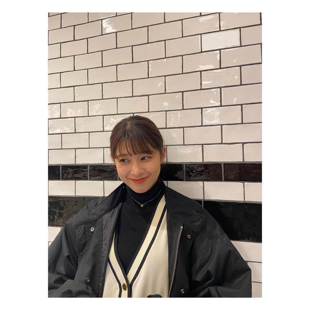 山本里咲のインスタグラム：「先日のアルバイト帰りの写真📸  私が大学1年で今のバイトを始めたとき、 大学3.4年生だった先輩方がたくさん集まった日でした💒👰🤵  とてもお世話になった先輩方にお会いできて、本当に嬉しかった☺ 変わらず器の広い優しい先輩方でした 3年ほど経っても変わらないものがあるって嬉しい、なーんて思った日でした🤨  1年生のとき4年生の先輩の姿がとてもかっこいいと思っていたけど、気づけば私も4年生...ももうすぐ終わる...  #ブライダル #当時は#とても#迷惑を#かけたなあ#☹️」