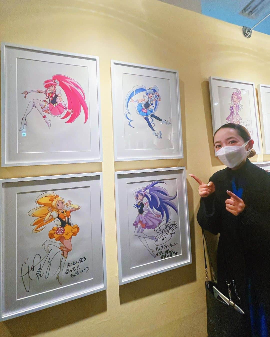 のインスタグラム：「💖💙💛💜全プリキュア展💜💛💙💖  現在お仕事をご一緒させて頂いているご縁もあり『映画 ハピネスチャージプリキュア！』の今千秋監督にお声かけ頂き行ってきました✊💙  歴代のプリキュアの展示は見応え抜群！  歴代の幹部の設定資料まで見られたのは、凄くグッとくるものがありましたぞ。（ナマケ○ダのモノマネをするひめのイメージ）  あとね『ハピネスチャージプリキュア！』のブースで、とても幸せなことがあって。  まだ4、5歳くらいの小さな女の子が「あ！ハピネスチャージプリキュアだ！」ってブースに駆け寄ってきてくれた子がいたの。  放映当時は約10年前。まだこの子が生まれるよりも前のこと。見たり、読んだりして、知ってくれているんだなって思って、込み上げてくるものがありました。  それからプリキュアを愛する方にお声かけ頂いたのも嬉しかったなぁ。  彼の方は、当時、ハピネスチャージを見てくれていたのかな。  今日は、すごく混雑していたので（その風景込みで展示を見たいという気持ちもあったんですけど）そんな中で、自分に気づいてくれて。  きっと"勇気"を持って声をかけて下さったんだろうなぁ。  めぐみに出会ったとき、ひめもそうだったのを思い出しちゃったよね。  性別や世代を越えて愛され続け、今も尚、新たな挑戦をし続けるプリキュア。  日々を生きる私たちの夢や憧れでありながら、等身大のその姿は、まるで私たちの写し鏡。  誰かのために、何かのために、そうして心を注ぐ人たちは、誰もがプリキュア。  私も、あの日、自分が白雪ひめとしてキュアプリンセスになったときから「プリキュアになったら一生もん」って言い続けてきましたけど、それは、いつまでも自分の身を引き締めてくれますし、心の支えです。  これまでの感謝の気持ちを込めて、キュアプリンセスのパネルにサインもさせて頂いたので、明日以降、来場された方には、ご覧頂けるかと思います。  それとファンの皆さんと共に、今さんとウォールの方にも描き残してきたので、見つけてみて下さい🔍✨」