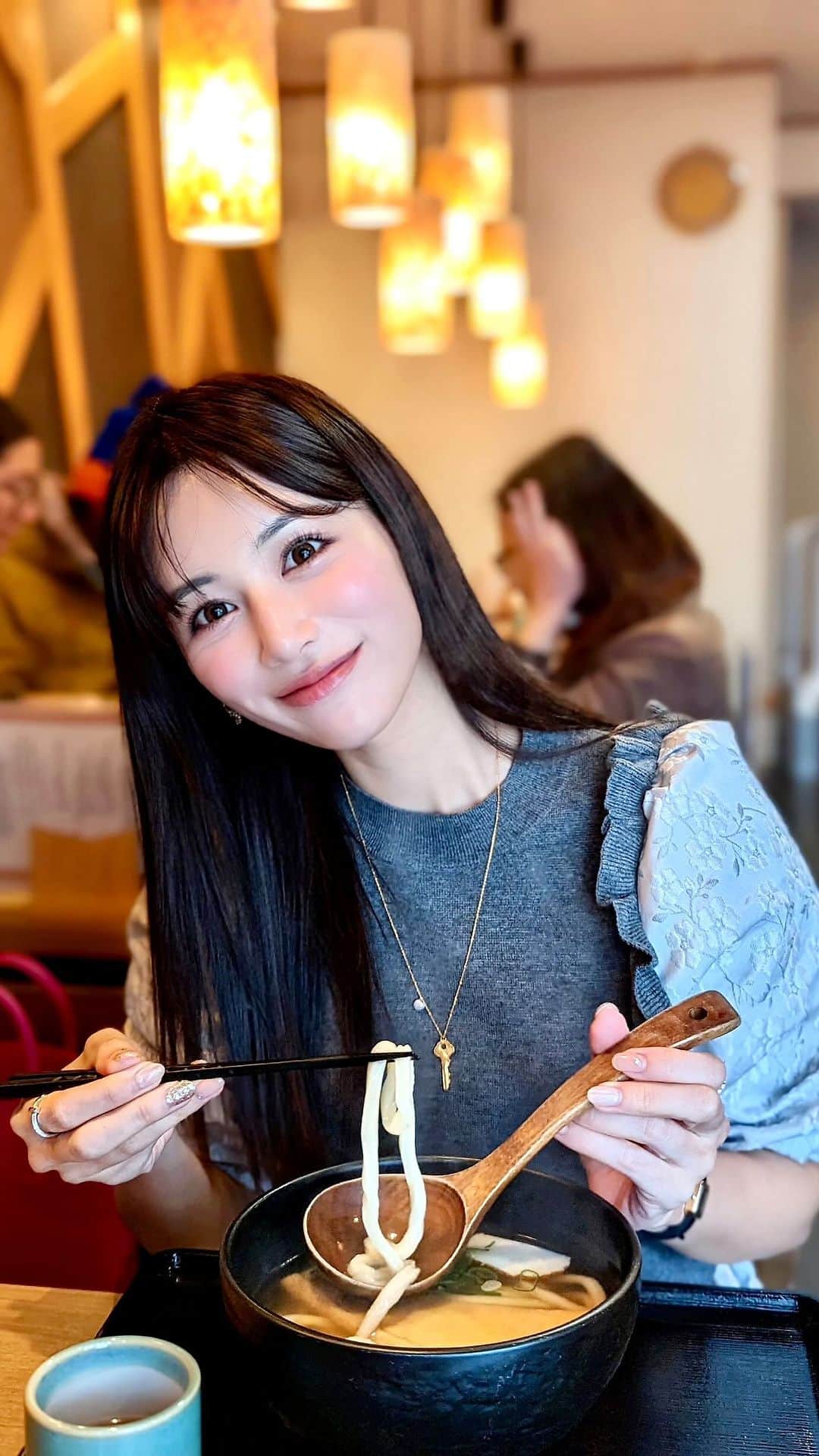 のインスタグラム：「ママとの京都旅行🍁✨ ママのリクエストで伏見と宇治など色々巡ってきました✨伏見では伏見稲荷にいったんだけど、やっぱりおいなりさんは食べないとね！ということできつねうどんを。 . 全部手打ちの麺でもちもちちゅるちゅるでとっても美味しかったよ💓☺️ 時間がなくて急いで食べて2人で笑って本当楽しい思い出。これから京都編あげていきますね🫶 . #伏見 #udon #うどん #京都グルメ #京都 #kyoto #おいなりさん #きつねうどん #おあげ #京都旅行 #タビジョ」