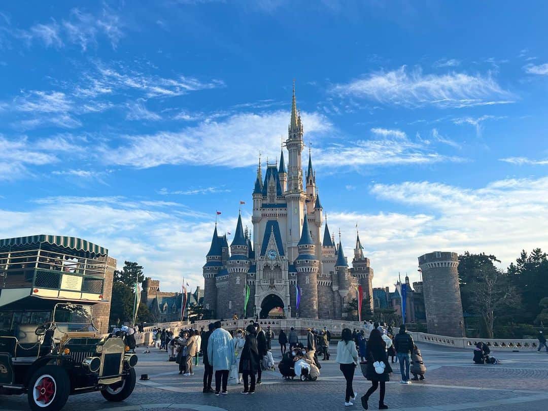 肥田佳菜子のインスタグラム：「冬ディズニー🏰❄️ #ディズニー #ディズニーランド #disney #disneyland #ショーパレ #マジカルミュージックワールド #クラブマウスビート」