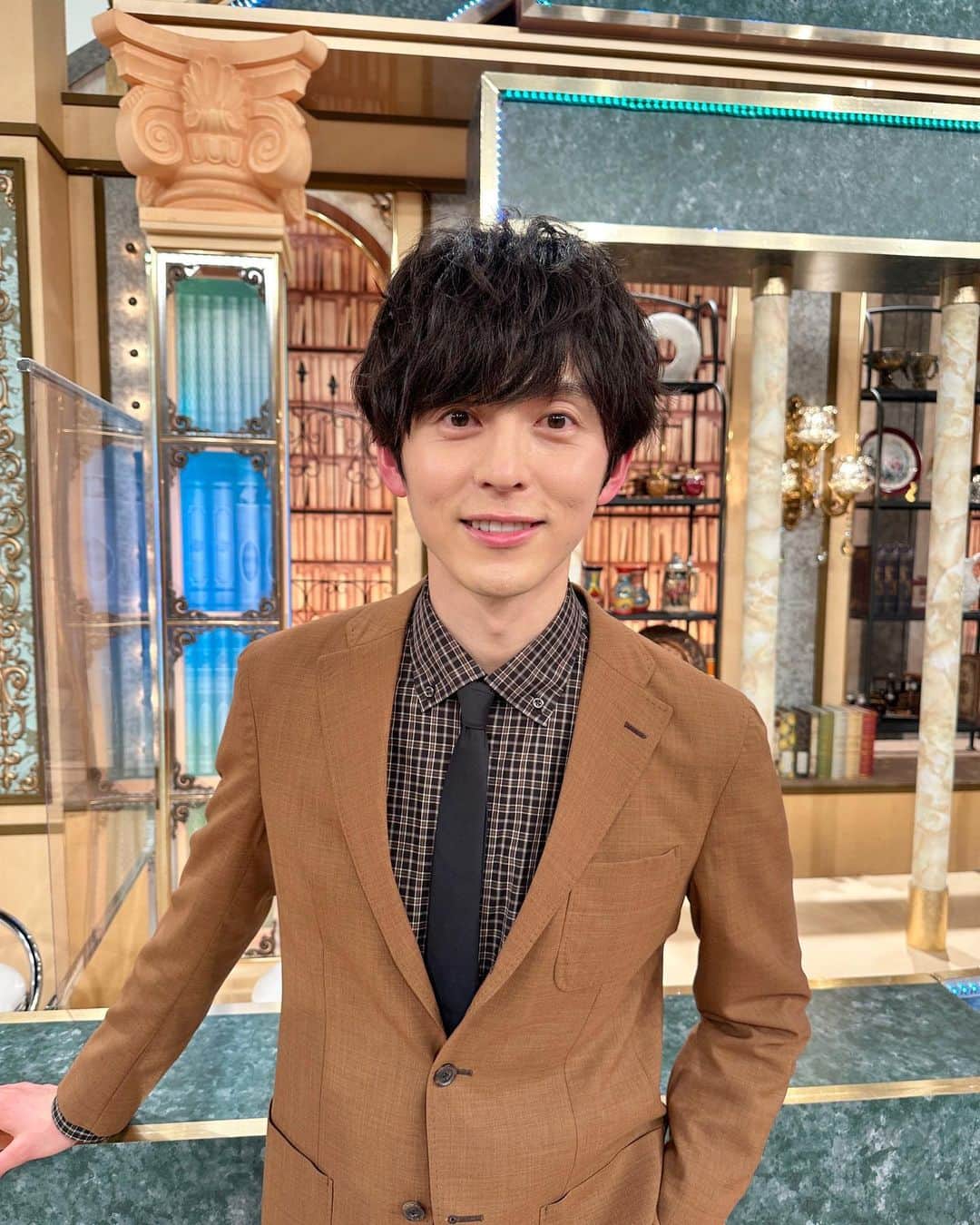 片岡信和のインスタグラム：「『林修の今でしょ講座』 早めにスタジオに入り、記念写真を撮ることに成功した片岡信和先生、流石だ。  ジャケット @azabutailor   シャツ @abahouse_official」