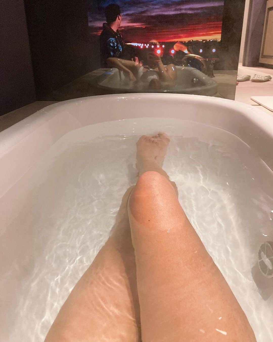 江藤遼のインスタグラム：「@rizo.tokyo  浴槽広いし鏡大きいし下の階には ゆったりできるスペースあるの最高  友達が水着貸してくれた感謝 生理前太りへの対処無理すぎる」