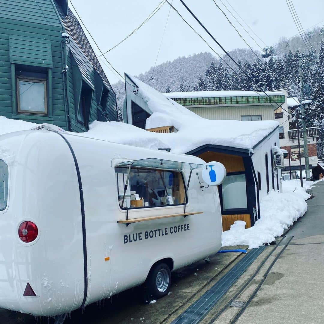 伊藤さつきさんのインスタグラム写真 - (伊藤さつきInstagram)「ずっと行きたかったブルーボトルコーヒー @bluebottlejapan ☕️🤍 スキー後に飲むコーヒーなんであんなに美味しいんやろ😋 あこたんおすすめのモカにしました🫶 @akoiwamoto  美味しかった〜☺︎」2月5日 12時56分 - satsukiito