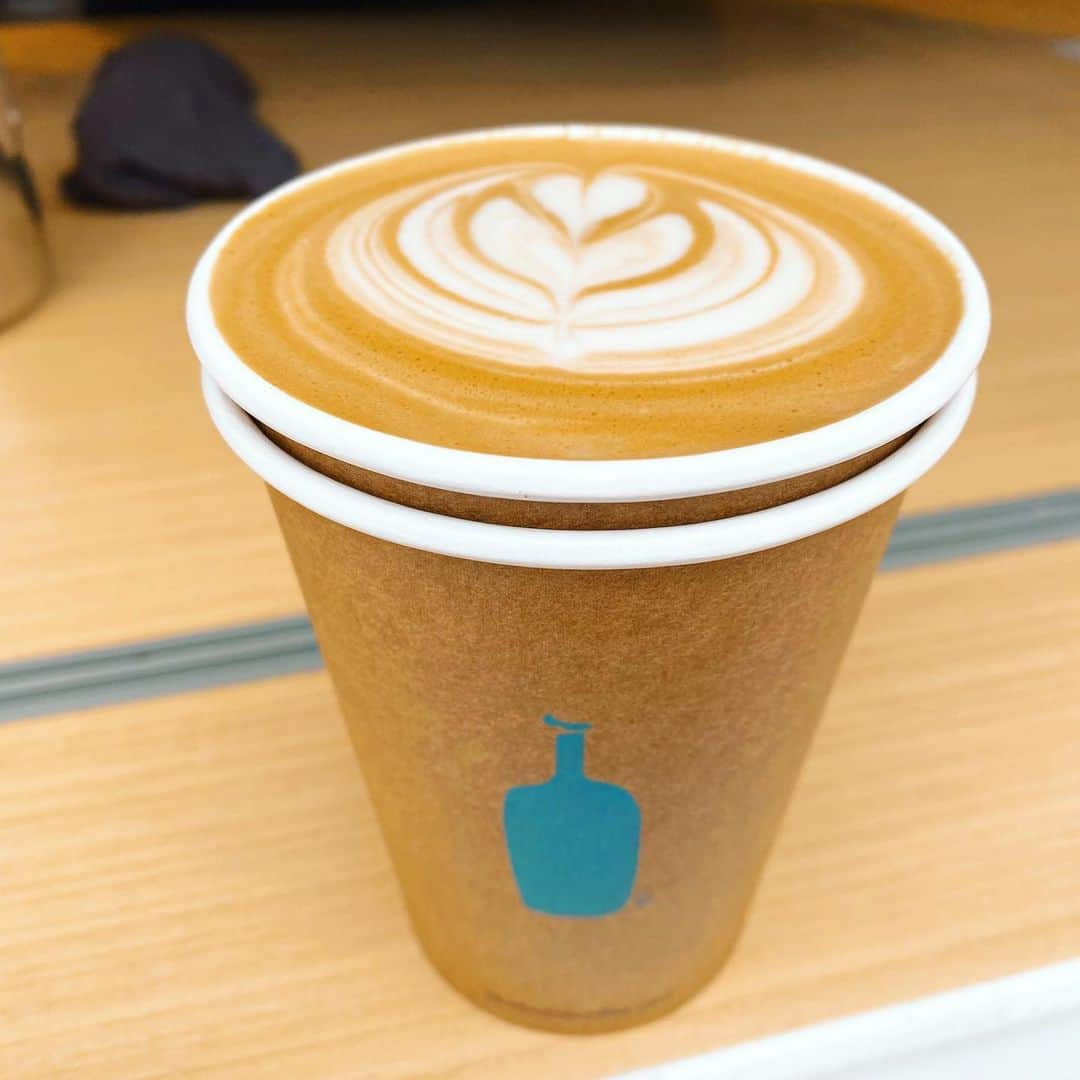 伊藤さつきのインスタグラム：「ずっと行きたかったブルーボトルコーヒー @bluebottlejapan ☕️🤍 スキー後に飲むコーヒーなんであんなに美味しいんやろ😋 あこたんおすすめのモカにしました🫶 @akoiwamoto  美味しかった〜☺︎」