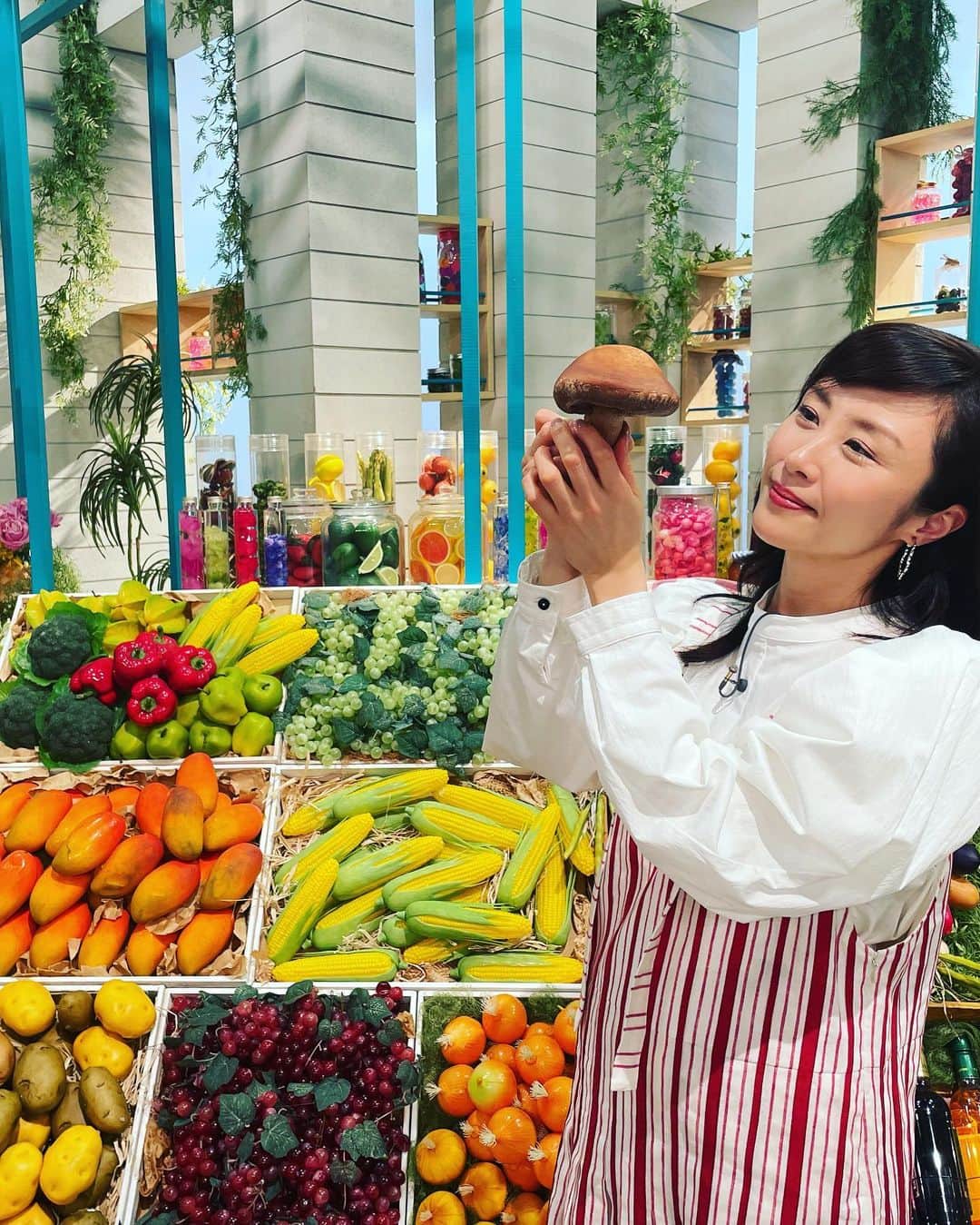 山口もえのインスタグラム：「・  日本には美味しいものがたくさんある！！ 手塩にかけて育てたものは 食べる人に感動を与える… 鳥取県青谷町で育てられた原木しいたけは それはそれは肉厚で形も美しく とても美味しゅうございました♡ これからも日本のおいしいものを 応援してゆきます！！  📺2月6日(月)12:20〜12:43 NHK「うまいッ！」  ちなみに写真三枚目以降は 菌床栽培で育てているうちのナメコ 2回目の収穫が終わり 3回目の収穫を目指しています🥰 自宅でキノコ栽培🍄 こちらはそんなに手をかけなくても育ちます👏 最初芽が出るまでに一ヶ月ほどかかったので 辛抱強さは必要です。笑 ※2回目以降はすぐ芽が出ます♡  #日本#応援#tv  #うまい#おいしい #しいたけ#なめこ#きのこ  #きのこ栽培キット #ちょっぴりグロテスク  #生命の神秘  #🍄」
