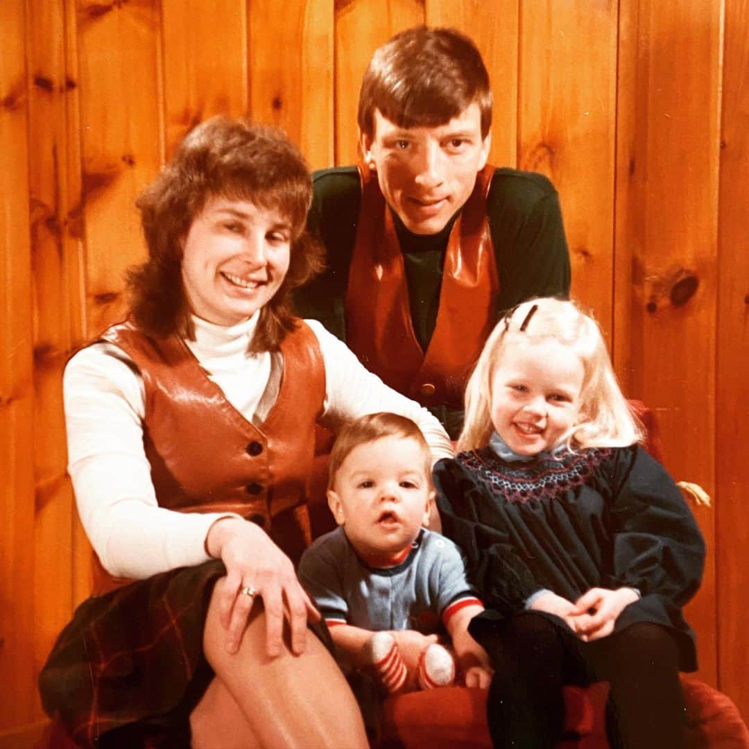 レイチェル・ニコルズのインスタグラム：「In case you were wondering what “professional family photos” looked like in Maine in the 80s…here ya go! Happy Saturday night! Nothing beats his-and-hers matching leather vests, am I right?  @hunterjamesnick」