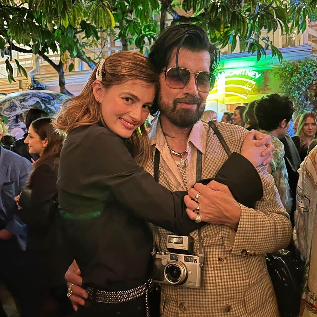 ダイアナ・シルバーズのインスタグラム：「the man the myth the legend! managed to get @myleshendrik in FRONt of the camera. 🥳 and  @stellamccartney really knows how to throw a freakin party 🕺🪩」