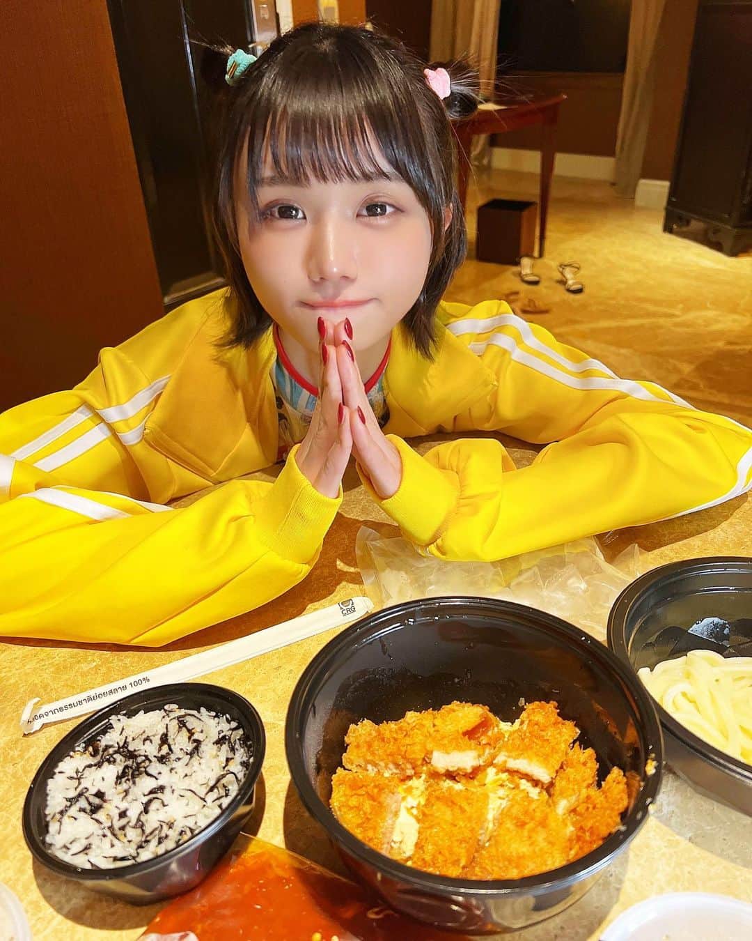 みもれもんのインスタグラム：「Hello~ 🍋 I'm in Thailand now 🇹🇭 Just like when I was in Japan, I used Grab to deliver Japanese food from Otoya😋❣️  こんにちは〜🍋 私は今タイに居るけど🇹🇭 日本に居るときと変わらず Grabで日本食の大戸屋を デリバリーしたょ😋❣️ 引きこもり最高だねぇぇ＼(^ω^)❤️‍🔥  日本で食べるより少し味が濃くて タイの方も食べやすくなってるのか とっても美味しかったょ🥳🥳  う〜む❣️日本食さいこぉぉ🇯🇵  #タイ #バンコク #大戸屋 #ootoya #hotelmuse #hotelmusebangkok #Bangkok #Thailand #mgallery #bangkokthailand #みもれもん #mimolemon #ootd #れもん #travelphotography」