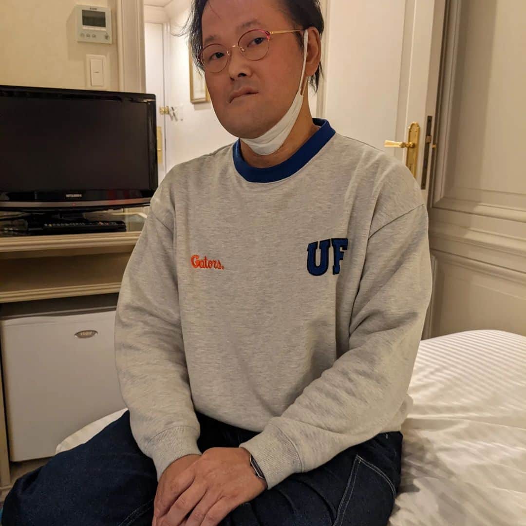 のインスタグラム：「昨日はホテルで天使と飲みました。  帰り際 天使は 自分の飲み終わった空き缶をすすぎはじめたので 「いつもこんなんしてんの？」 と聞いたら 「してない、なんかせなと思いました」 と言い いつもしないことをして 恥ずかしそうに慌てて出ていき 僕の部屋に荷物忘れて帰ってました。  天使でした。」