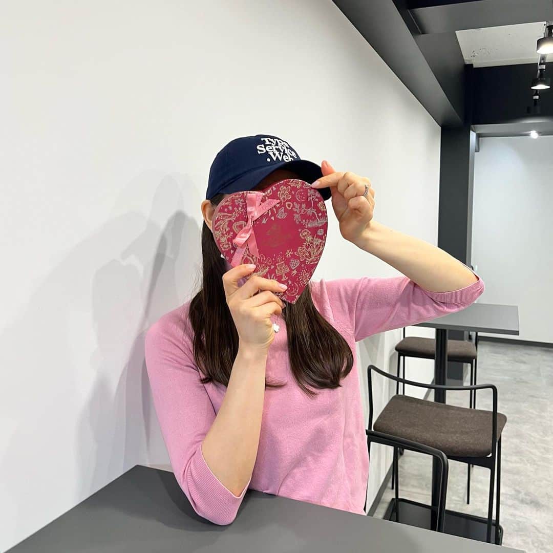 ひよんのインスタグラム：「🍫💓  今年のバレンタイン、チョコは作らないけど、 色々楽しいこと考え中❤️  みんなは何か作ったりするのー？😍  @godiva_japan  可愛いチョコレートありがとうございます🫶  #バレンタイン #GODIVA #チョコ」
