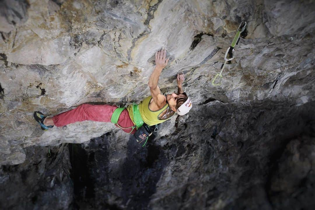 アンジェラ・アイターのインスタグラム：「Moment I will never forget 🌟working on a new untouched line 🌟exploring the seemingly impossible 🌟see progress and grow from it 🌟getting burning arms & deep falls 🌟reach the top just before the heavy thunderstorm  • 📷 @bernieruech //: „Madame Ching, First ascent“」