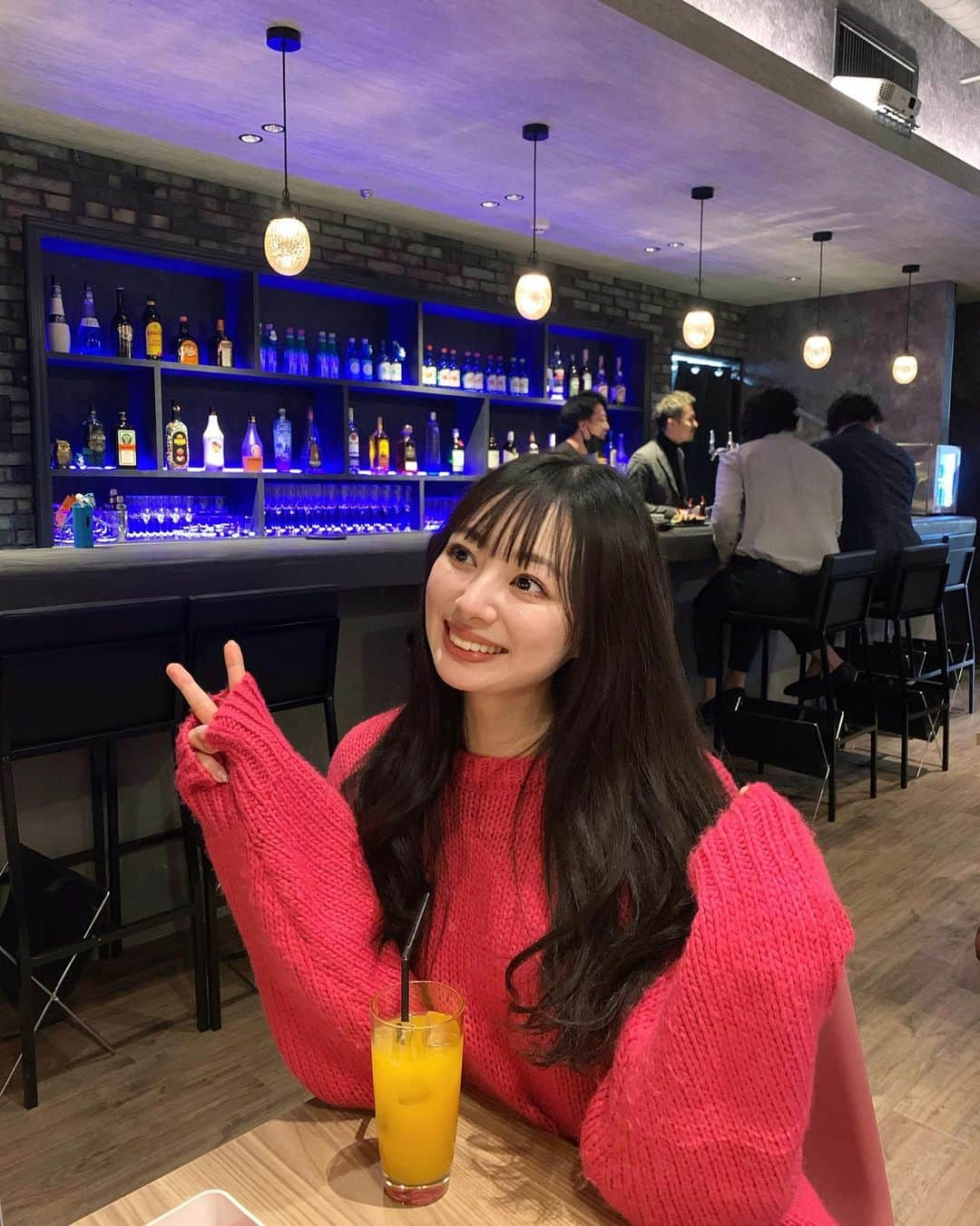 川村まりのインスタグラム：「梅田のヘップのすぐ近くにできた、韓国料理（＋イタリアン）のお店〜💓 『 HIDEAWAY 296』  立地良すぎるし、店内広いし、綺麗で可愛いかった！ ご飯もぜーんぶ美味しいし可愛いし楽し過ぎた… 女子の好きの塊ぃ！！！ 22時以降は照明暗くなって、バーになるみたい🍸  ピンクの服で行ってみたら、偶然外観と合ってた😂  @hideaway_296  #梅田グルメ #梅田女子会 #梅田飲み #梅田韓国料理　#韓国チキン #韓国グルメ #梅田バー #梅田デート #梅田ランチ #OWL #PICCADILLY」