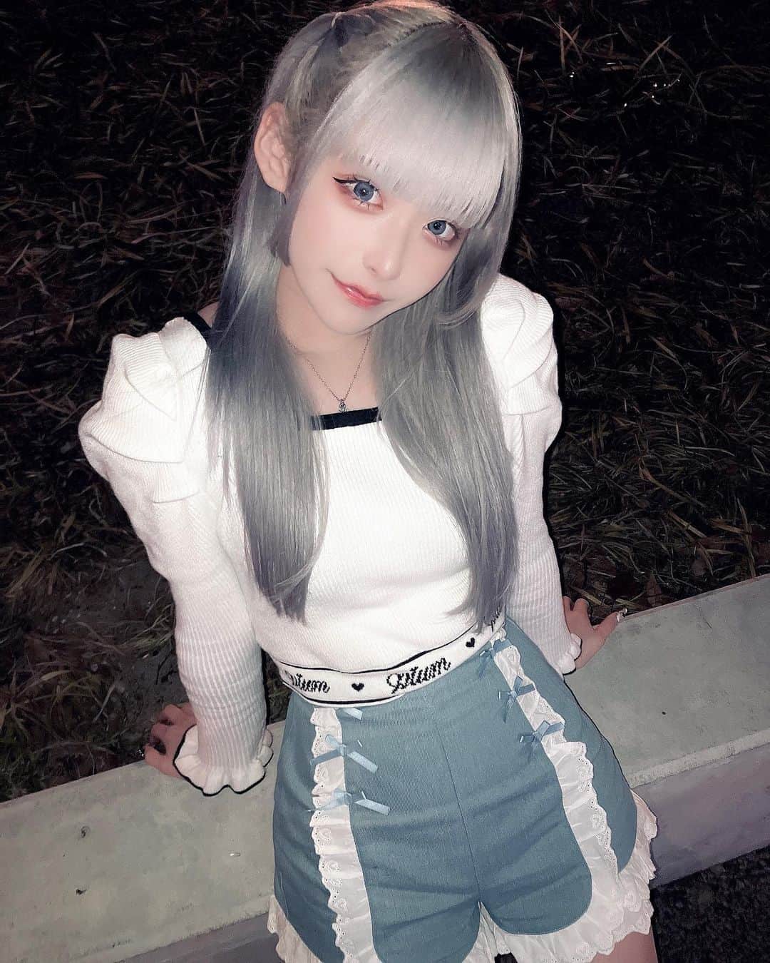 凸守すずのインスタグラム：「服まじで可愛いから見ておそろいしよー！」