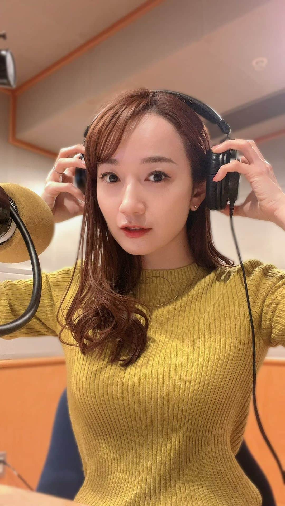 松原江里佳のインスタグラム：「❤️ ラジオ収録前の一コマ🎤 FMヨコハマ 「COLORFUL KAWASAKI」 毎週日曜日18時15分から放送中🌷 今日のオンエアもぜひお付き合いください💛 ❤︎ ❤︎ #川崎 #横浜 #fmヨコハマ #colorfulkawasaki #キャッチコピー #広告 #pr #フォトライター #radio #radiko  #でこ #スターダスト #フリーアナウンサー　#아나운서」