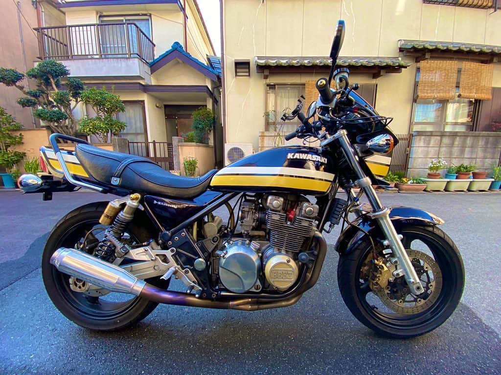 黒川忠文のインスタグラム：「今年初洗車。 実家の前でのんびりと あースッキリしました。」
