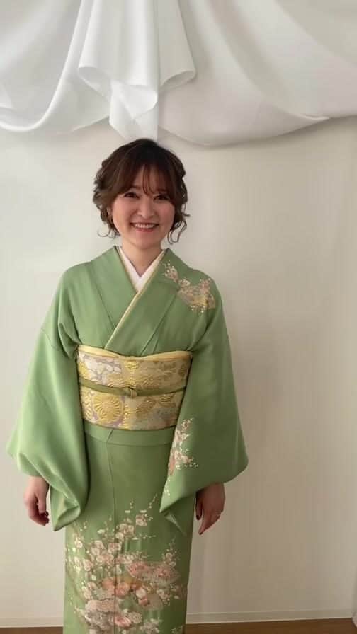もえぴ英会話のインスタグラム：「着物で撮影をしました👘  英語大好き、海外大好き、アメリカ留学が私の人生を変えたとみんなに伝えているけど、根底にある私のルーツは日本で、このカルチャーの中で育ちました🇯🇵🫶🏻  どんどん海外のモノやサービスで溢れていきますが、私たち自身が意識を持って日本の大切な文化を未来ある子どもたちのためにも残していけたらって思っています。  留学に行くみんなも、自分を表す素敵な一枚を用意すると会話も広がるし、日本について知ってもらえる機会になると思います！  💗最強チーム💗 @hm_ayumi  人生初ヘアメイク💄感動…可愛くしてもらえるとこんなに自信が持てて楽しいんだ！って気付けて幸せ感じたぁ🥹また大切な日のメイクをお願いします😉ありがとう！  @myk_bridalyoga  @bridesmaid_tokyo  素敵なスタジオを貸していただきました💗猫背な私の姿勢を正してもらえたから素敵な写真になっているの思うとうれしい！美しい立ち姿でいたいとこれを機に思って、昨日寝る前にストレッチをしてみたw🕺ありがとう！  @mapp.photo  この人は自分のことを本気で可愛いって思ってくれながら撮影してくれてるんだなって思えて、どんどんこっちも楽しくなる。人も光も景色も全部味方につけてる、まおにしか撮れない写真がすき📷💗  @buchi3298  情熱と愛に溢れてる人💗ぶちの「え、それやろ！叶えよう」の一言があって、こんな素敵な日を迎えられたことが幸せ。一生懸命な姿が大好きだしぶち自身も含め周りの人もみんな幸せそう🫶🏻  @10krmk  可愛くて仕方がない。。着物姿を見たときに「夏祭りデートで彼女の浴衣姿を見た男子」みたいな気分になった😉考え方も超好きだし、自分との向き合い方がかっこいい🫶🏻  #留学 #海外留学 #海外移住 #英語の勉強 #着物 #着物ヘア #着物レンタル #撮影スタジオ #kimonostyle #kimonofashion #kimonogirl #英語勉強垢」
