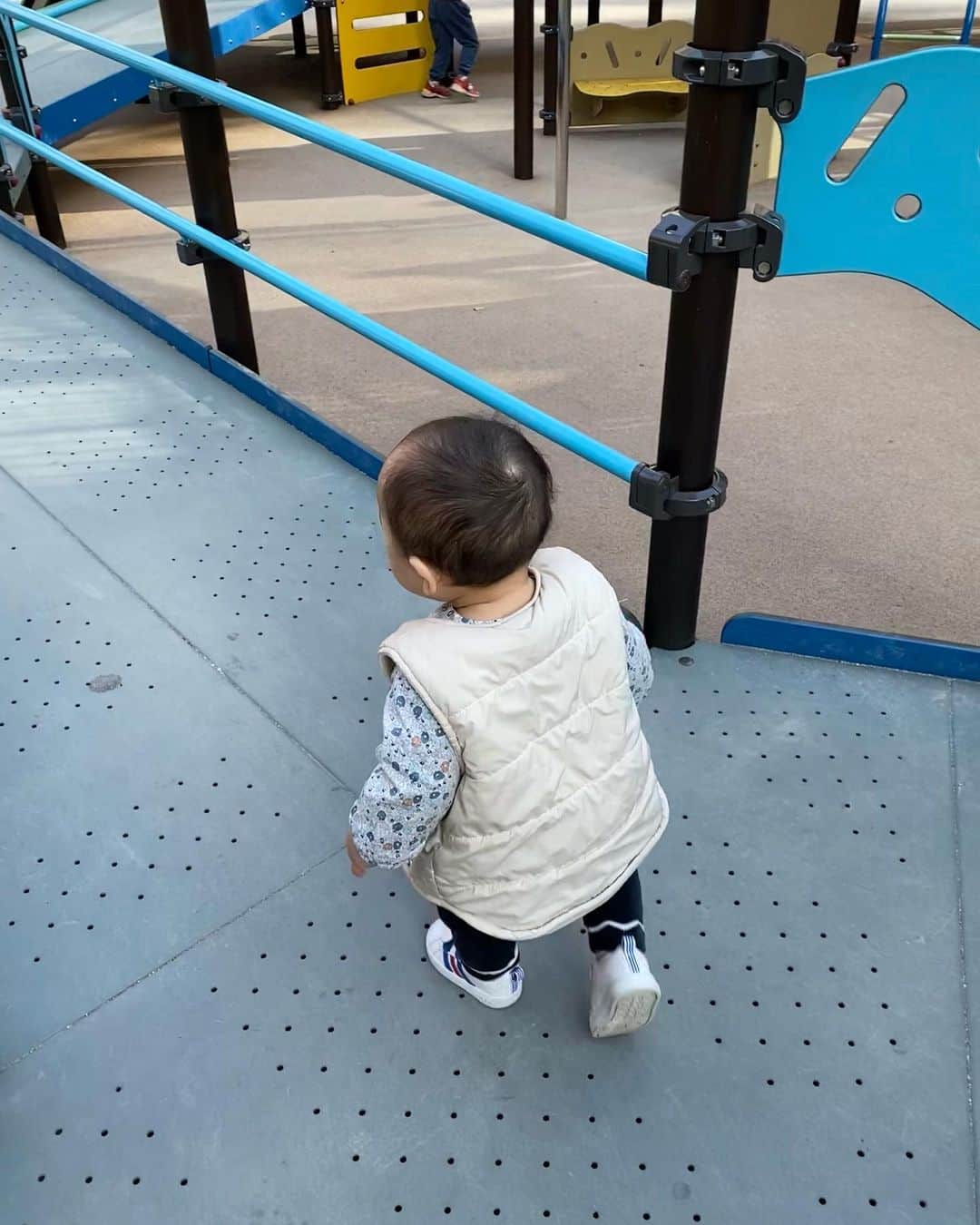 徳重杏奈さんのインスタグラム写真 - (徳重杏奈Instagram)「🛝 品川区のインクルーシブ公園 ⁡ 遊具のスロープの幅が広く且つ緩やかで 車椅子のままでも移動できるようになっていて 歩き始めの幼児も自らてくてく進んでいました。 ⁡ 段差も高過ぎず、小さな子ども達が挑戦しやすい環境だなと感じました。 ⁡ 皿型のブランコもあって 子どもと一緒にごろんと横になって 空を見上げながら乗ることができました✨ ⁡ 必要としている人に届いているといいな🤲 ⁡ ⁡ ⁡ #インクルーシブ公園 #大井坂下公園 #つむじ」2月5日 21時46分 - anna.tokushige