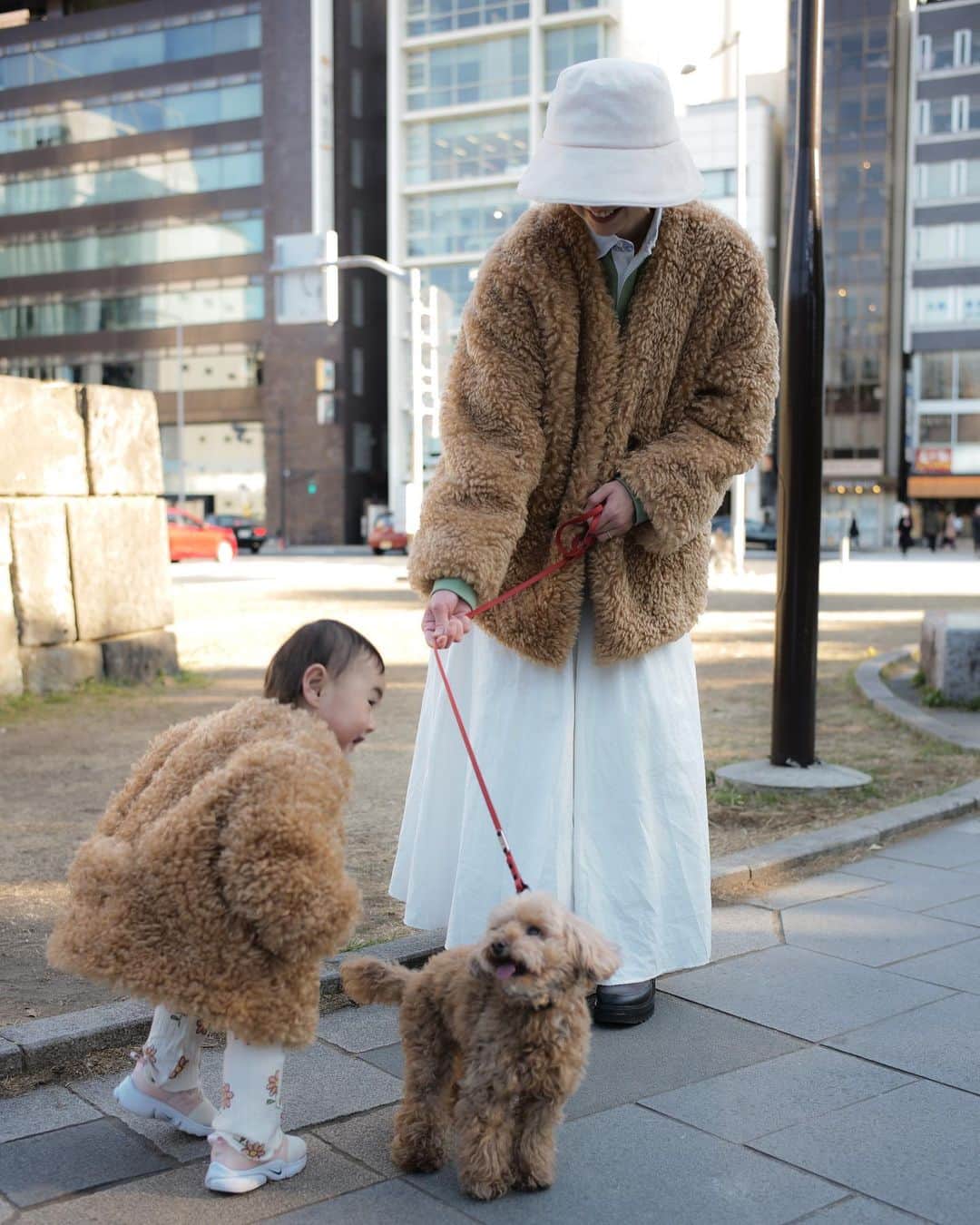 おのののかのインスタグラム：「☀️ 🧸×３  はじめてリードを握って お散歩しました👶🏻☀️  お散歩、、されてた？😂」
