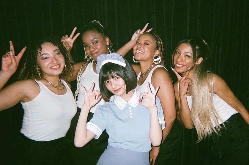 鈴木リサのインスタグラム：「CHERRY PIE  たくさんの人に聞いてもらいたいなん🍒💕  短期間だたけど現場でもリハでも、一生笑ってたの。 まっぴーとの出会いは7.8年前で今こうやって再会出来て、一緒にやれてる事が本当に嬉し🥹  まっぴーはピアノも凄いしおもろいし 才能が色々あるんだけど、 CHERRY PIE見て色々知ってください✅❤️」