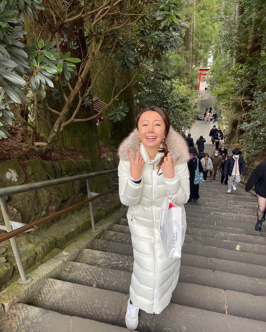 山本未奈子さんのインスタグラム写真 - (山本未奈子Instagram)「立春。 箱根神社参拝してきました。 ご祈祷もあげて頂いて、おみくじを引いたら「大吉」でした！  去年は更年期がきっかけで、急に動けなくなって2ヶ月間ほとんど寝たきりで引きこもっていました。 無気力で何に対しても無関心、誰にも会いたくない状態が続き、会社を半年もお休みさせてもらいました。  引きこもっている間に色々なことに気付かされ、更年期について学び、沢山の知識を身につけることができました。  自分と向き合って、休養できたおかげですっかり元気になって、 1月から仕事にもフル復帰することができました。 周りの皆さまには本当にご迷惑、ご心配をおかけしました。  学んだこと、気づいたこと、身体や考え方の変化は徐々にUPさせてください。  ただ、今は本当に元気で、毎日を楽しめています。 今年は沢山笑って、いい年にしましょうね！」2月5日 21時40分 - minako_yamamoto